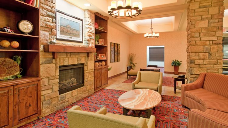 Holiday Inn Express And Suite East Lobby