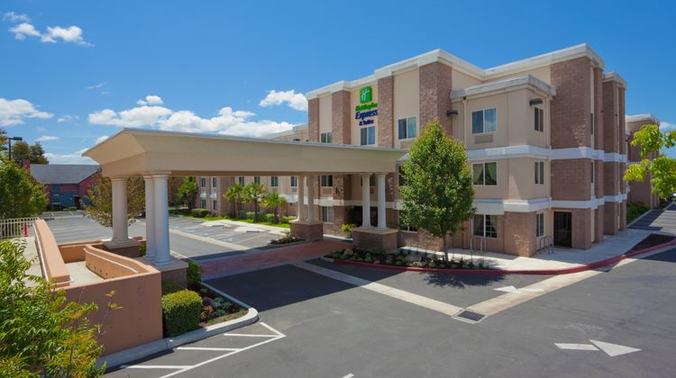 Holiday Inn Express Exterior