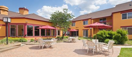 Chicago Club Inn & Suites Exterior