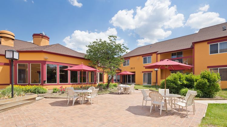 Chicago Club Inn & Suites Exterior