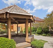 Chicago Club Inn & Suites Exterior