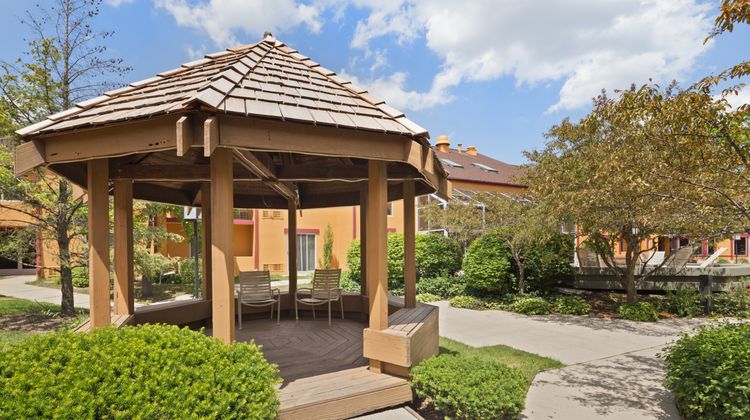 Chicago Club Inn & Suites Exterior