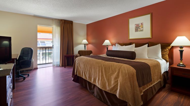 Chicago Club Inn & Suites Room