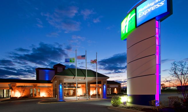 Holiday Inn Express Cambridge Exterior