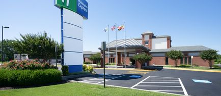 Holiday Inn Express Cambridge Exterior