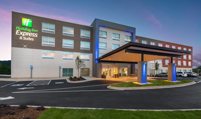Holiday Inn Express & Suites Gainesville Exterior