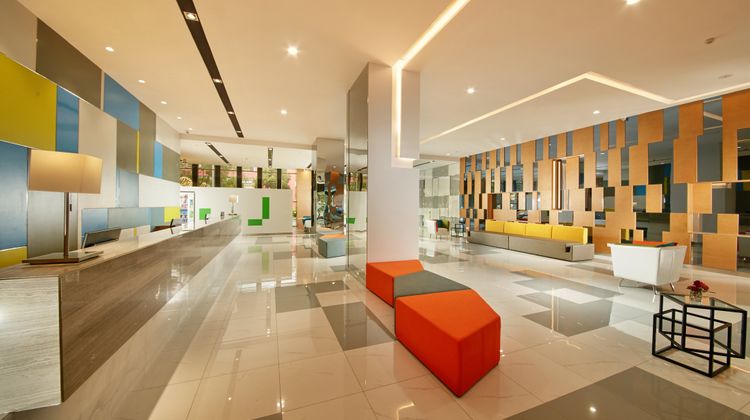 Holiday Inn Express Leshan City Square Lobby