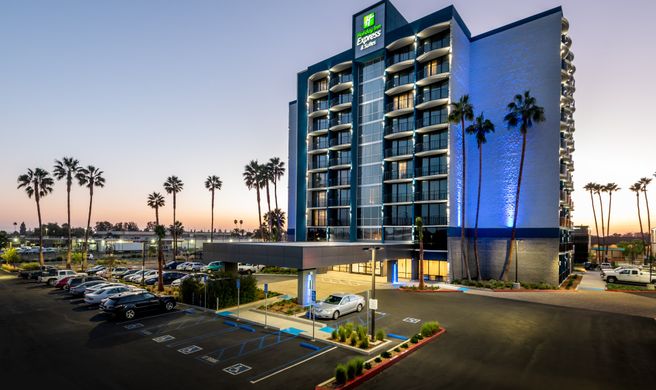 Holiday Inn Express & Suites Santa Ana Exterior