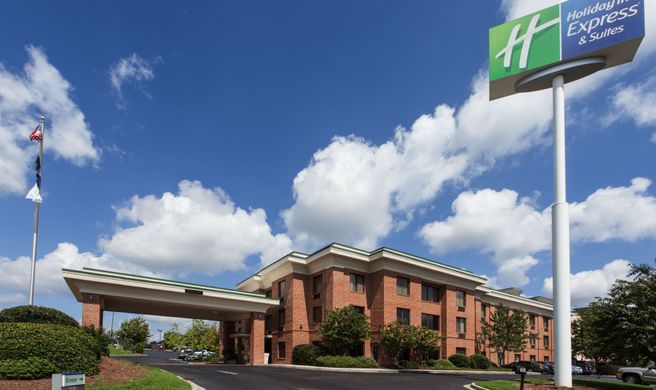 Holiday Inn Express Hotel & Suites Exterior