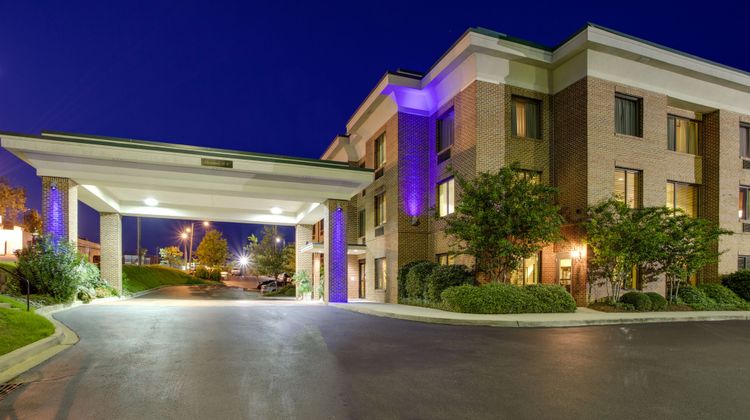 Holiday Inn Express Hotel & Suites Exterior