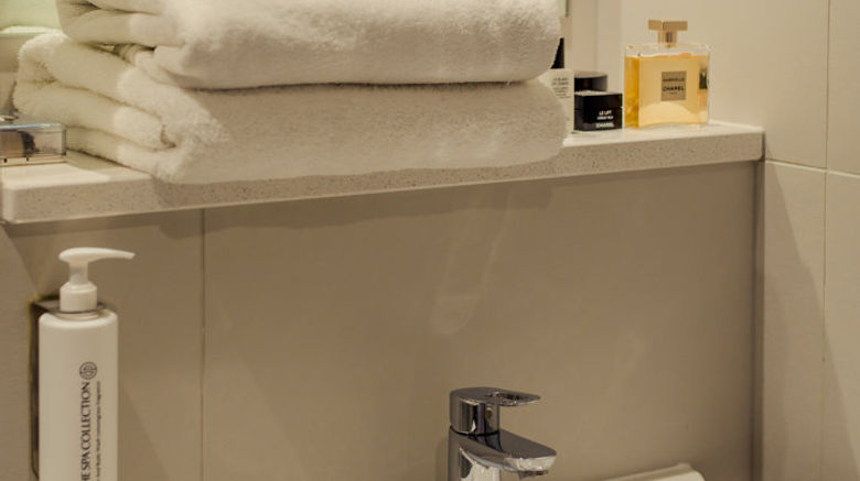 <b>Premier Suites Reading Room</b>. Images powered by <a href="https://www.leonardoworldwide.com/" title="Leonardo Worldwide" target="_blank">Leonardo</a>.