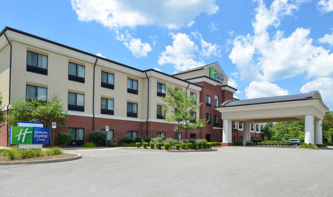 Holiday Inn Express and Suites Fairmont Exterior