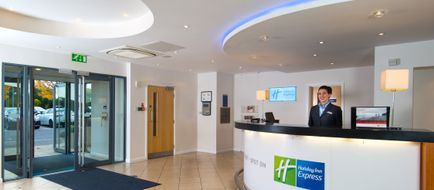 Holiday Inn Express Bedford Exterior