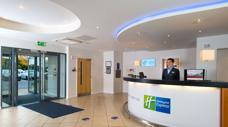 Holiday Inn Express Bedford Exterior