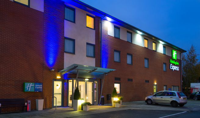 Holiday Inn Express Bedford Exterior