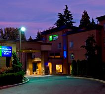 Holiday Inn Express & Suites Surrey Exterior