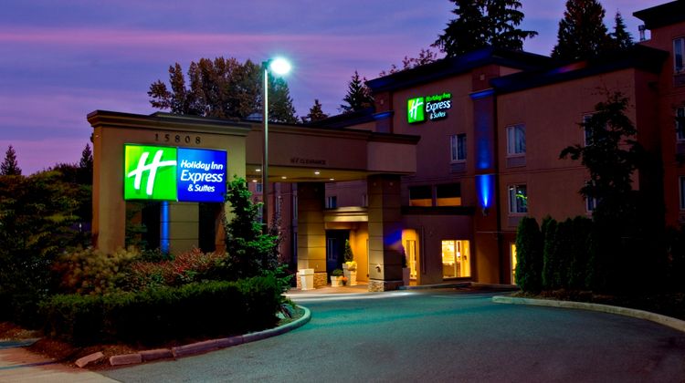 Holiday Inn Express & Suites Surrey Exterior