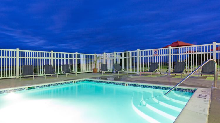 Holiday Inn Express Annapolis E Kent Is Pool