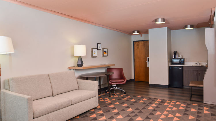 Holiday Inn Finger Lakes Region Suite