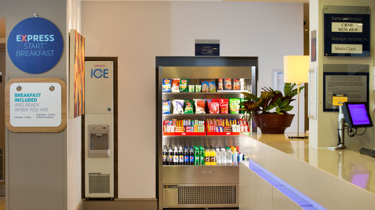 Holiday Inn Express Glasgow Airport Lobby