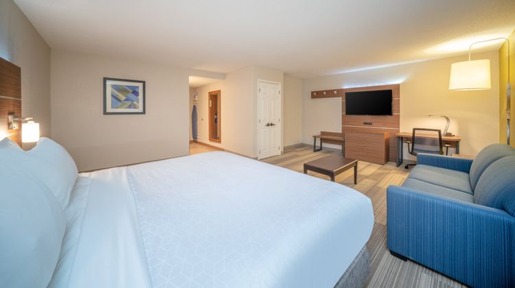 Holiday Inn Express Prince Frederick Suite