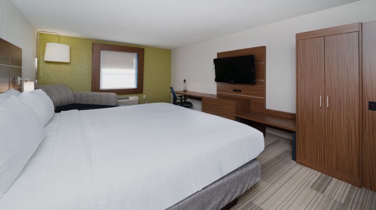 Holiday Inn Express Prince Frederick Room