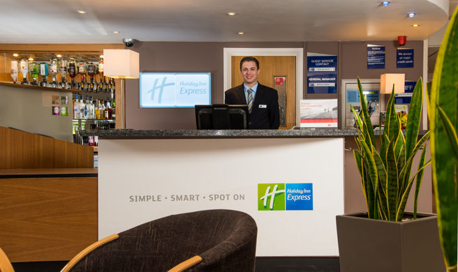 Holiday Inn Express Gloucester South Exterior