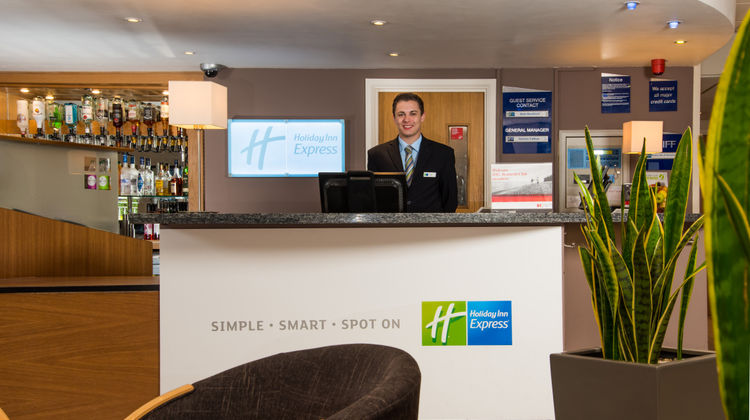 Holiday Inn Express Gloucester South Exterior