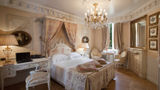 De la Ville Hotel Room