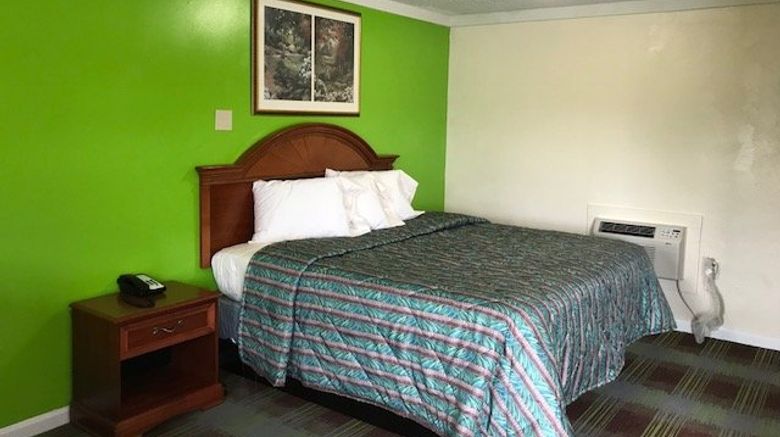 <b>Scottish Inns Stone Mountain Room</b>. Images powered by <a href="https://www.leonardoworldwide.com/" title="Leonardo Worldwide" target="_blank">Leonardo</a>.