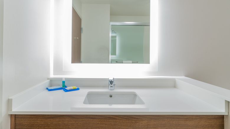 <b>Holiday Inn Express & Suites Lake Havasu Room</b>. Images powered by <a href="https://www.leonardoworldwide.com/" title="Leonardo Worldwide" target="_blank">Leonardo</a>.