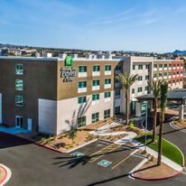 Holiday Inn Express & Suites Lake Havasu