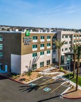 Holiday Inn Express & Suites Lake Havasu