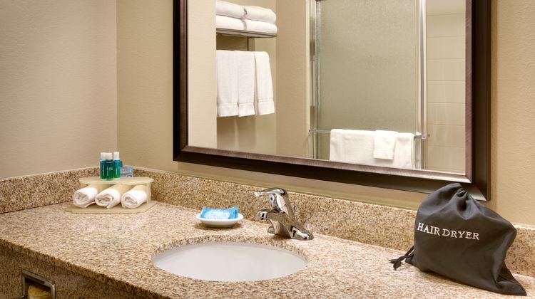 Holiday Inn Express & Suites Orem Room