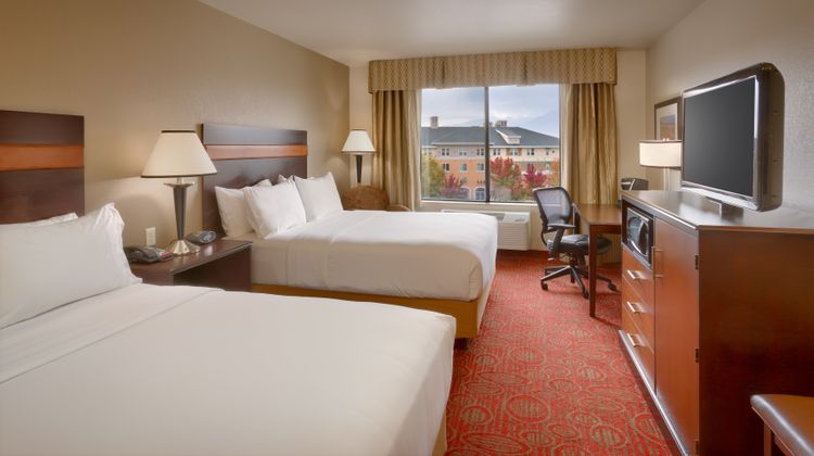 Holiday Inn Express & Suites Orem Room