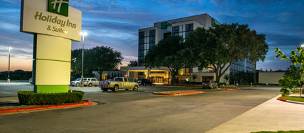 Holiday Inn Beaumont-Plaza Exterior