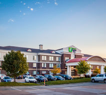 Holiday Inn Express & Suites Altoona Exterior