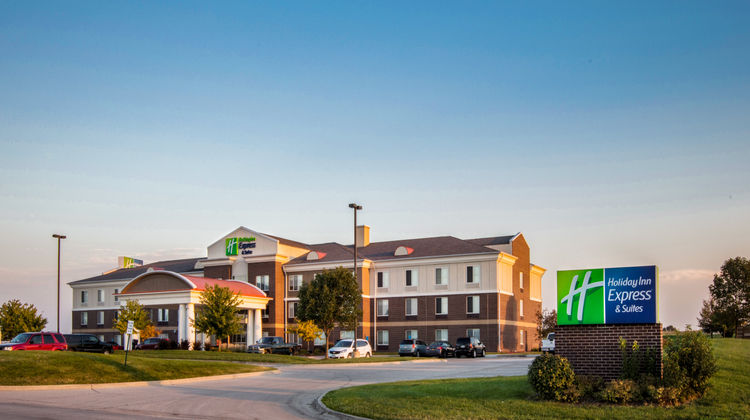 Holiday Inn Express & Suites Altoona Exterior