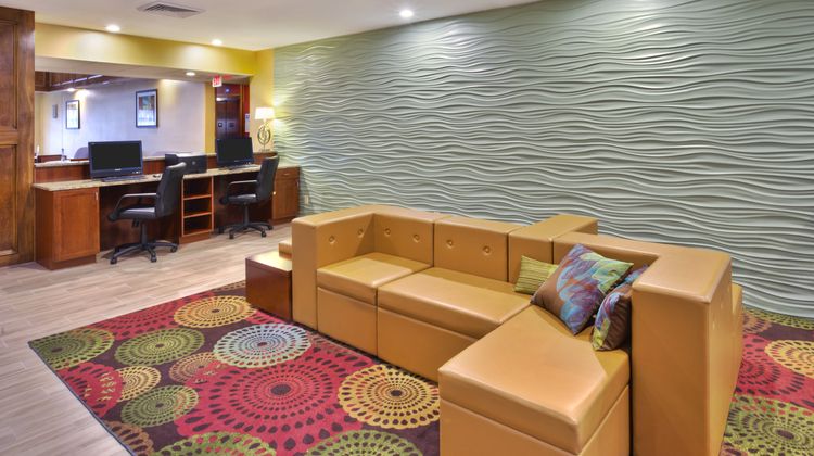Holiday Inn Express Hotel & Stes Lobby