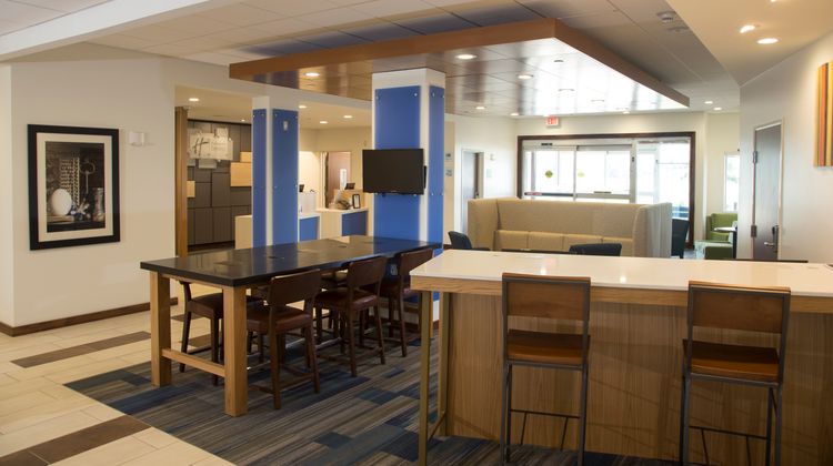 Holiday Inn Express & Suites Rochester Lobby