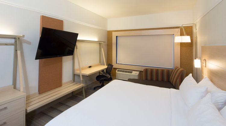 Holiday Inn Express & Suites Rochester Room