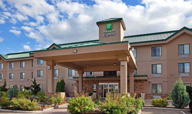 Holiday Inn Express Hotel & Suites Exterior