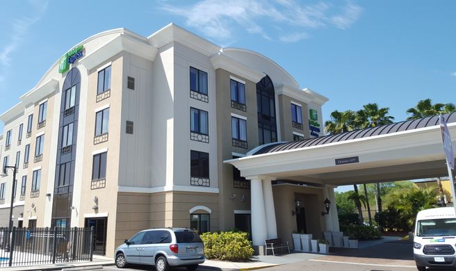 Holiday Inn Express USF-Busch Gardens Exterior