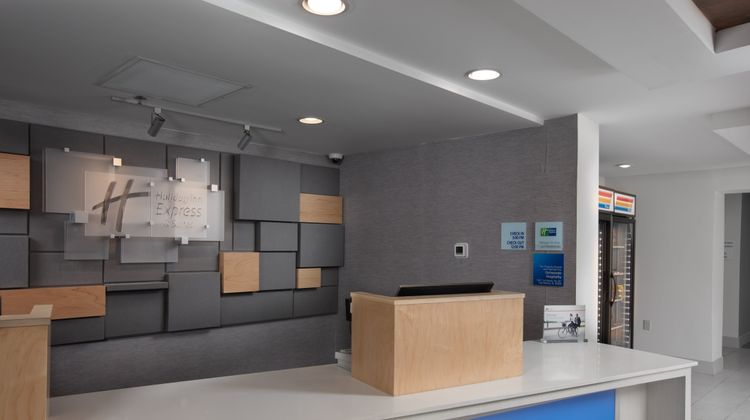 Holiday Inn Express & Suites Altoona Lobby