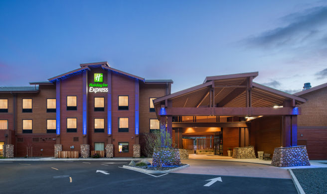 Holiday Inn Express Redwood Natl Park Exterior