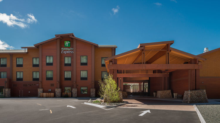 Holiday Inn Express Redwood Natl Park Exterior