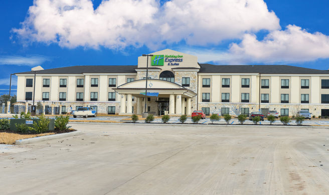 Holiday Inn Express & Suites Cuero Exterior