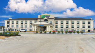 Holiday Inn Express & Suites Cuero