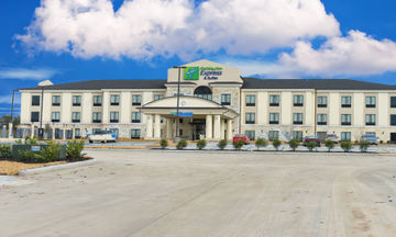 Holiday Inn Express & Suites Cuero