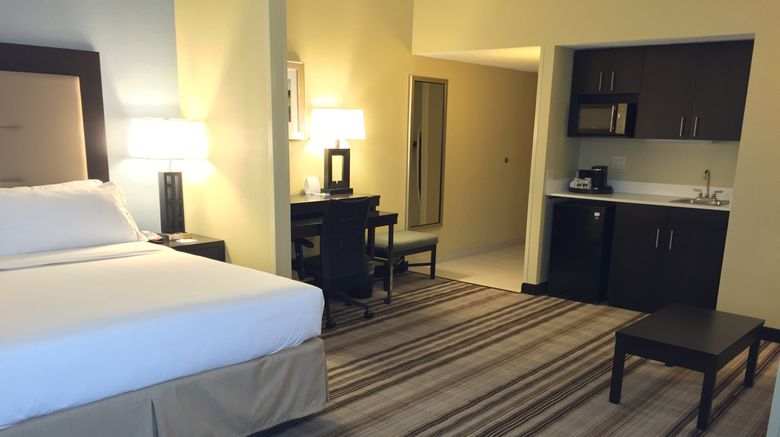 <b>Holiday Inn Express Arlington Heights Suite</b>. Images powered by <a href="https://www.leonardoworldwide.com/" title="Leonardo Worldwide" target="_blank">Leonardo</a>.